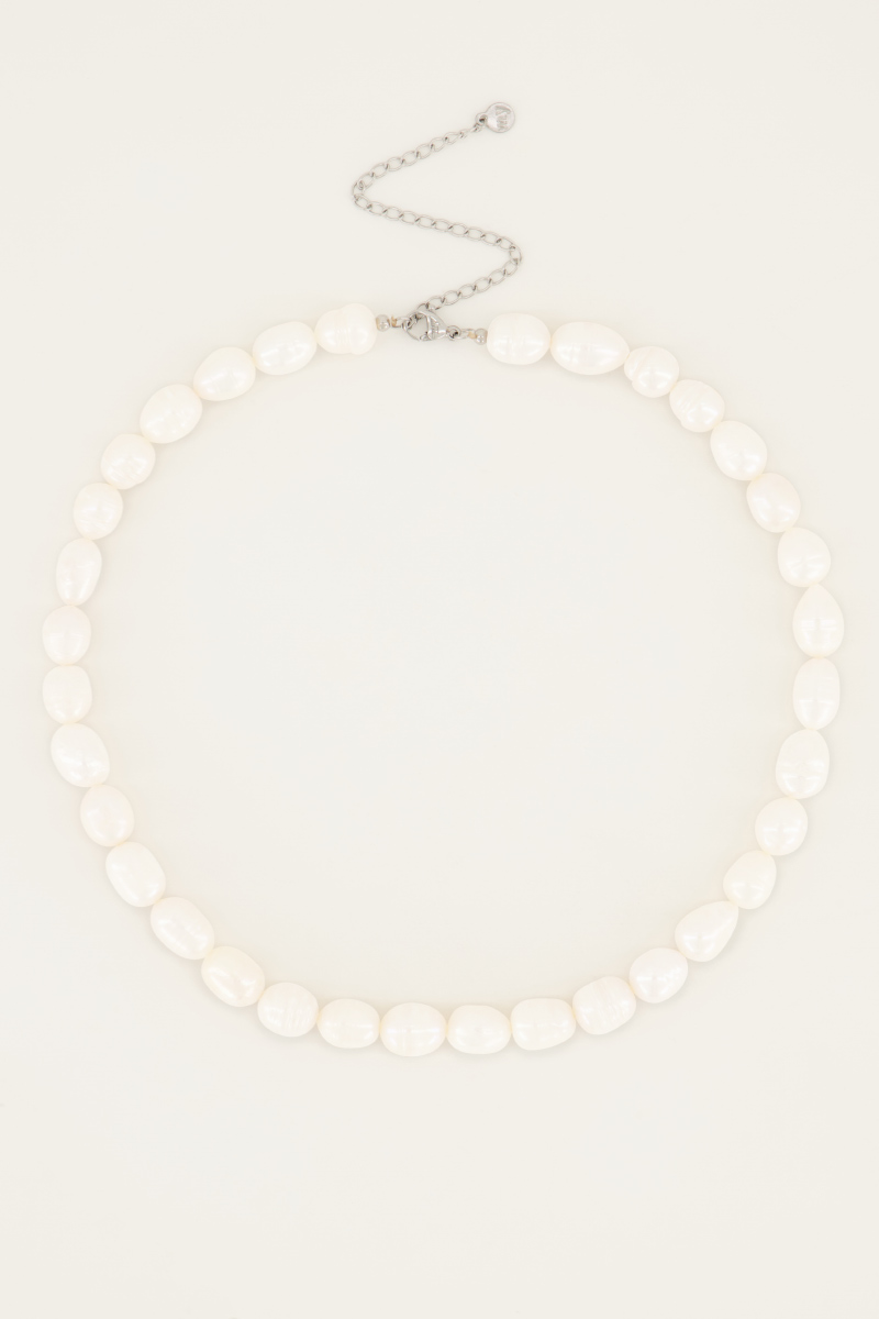 Halskette mit großen Perlen