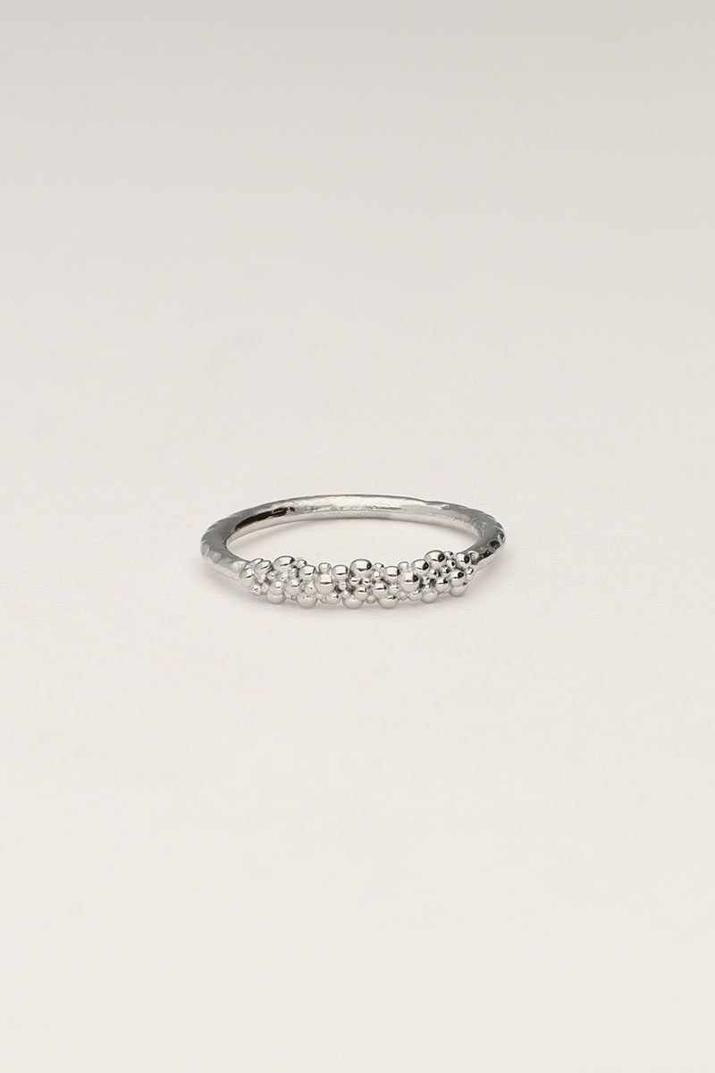 Minimalist ring with bubbles