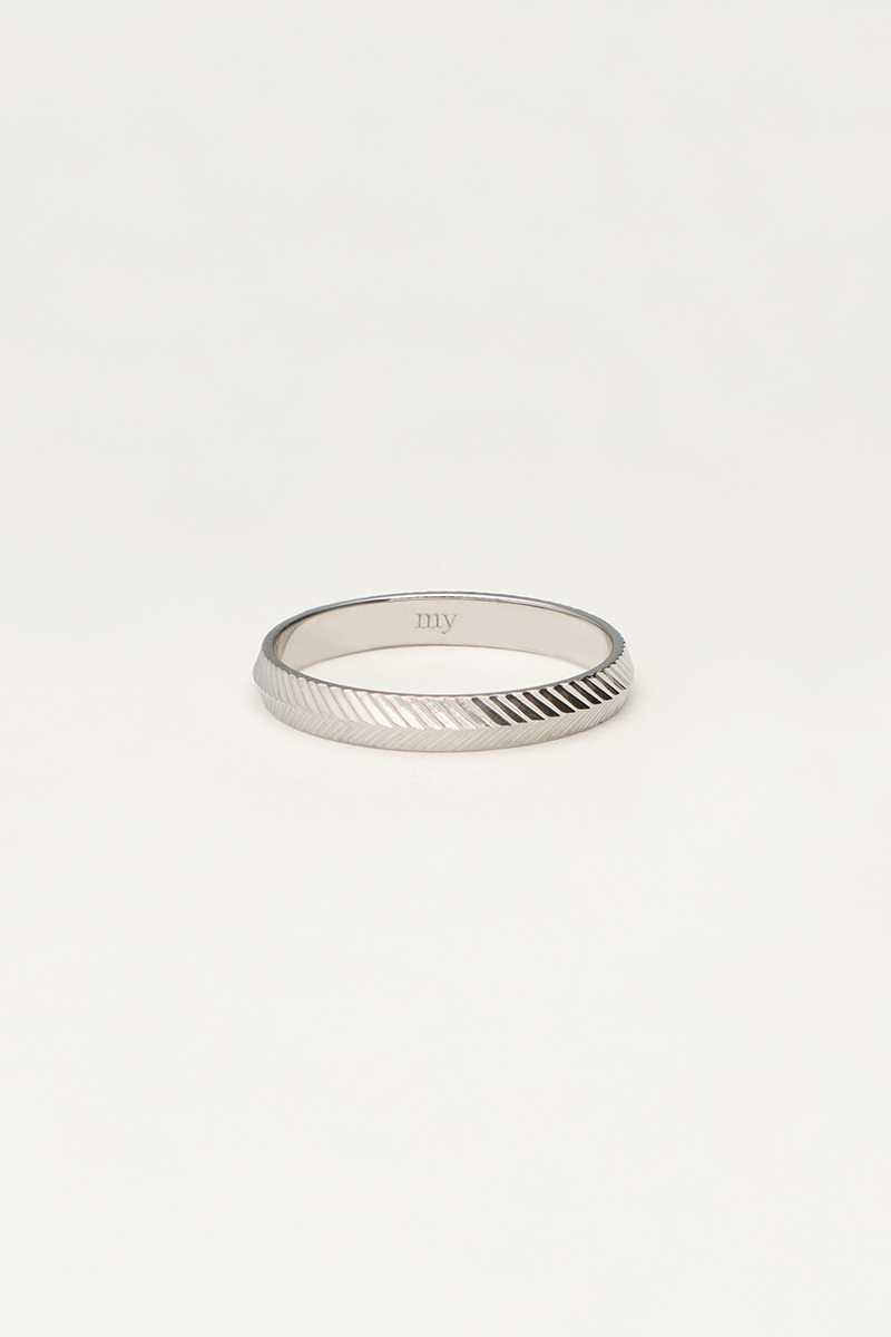 Minimalistischer Ring mit Fischgrätenmuster