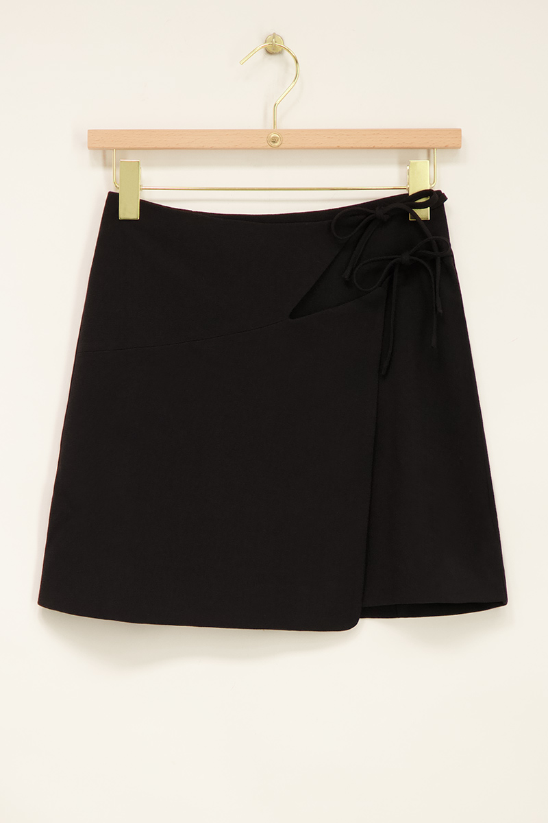 Zwarte wikkelrok met dubbele knoop