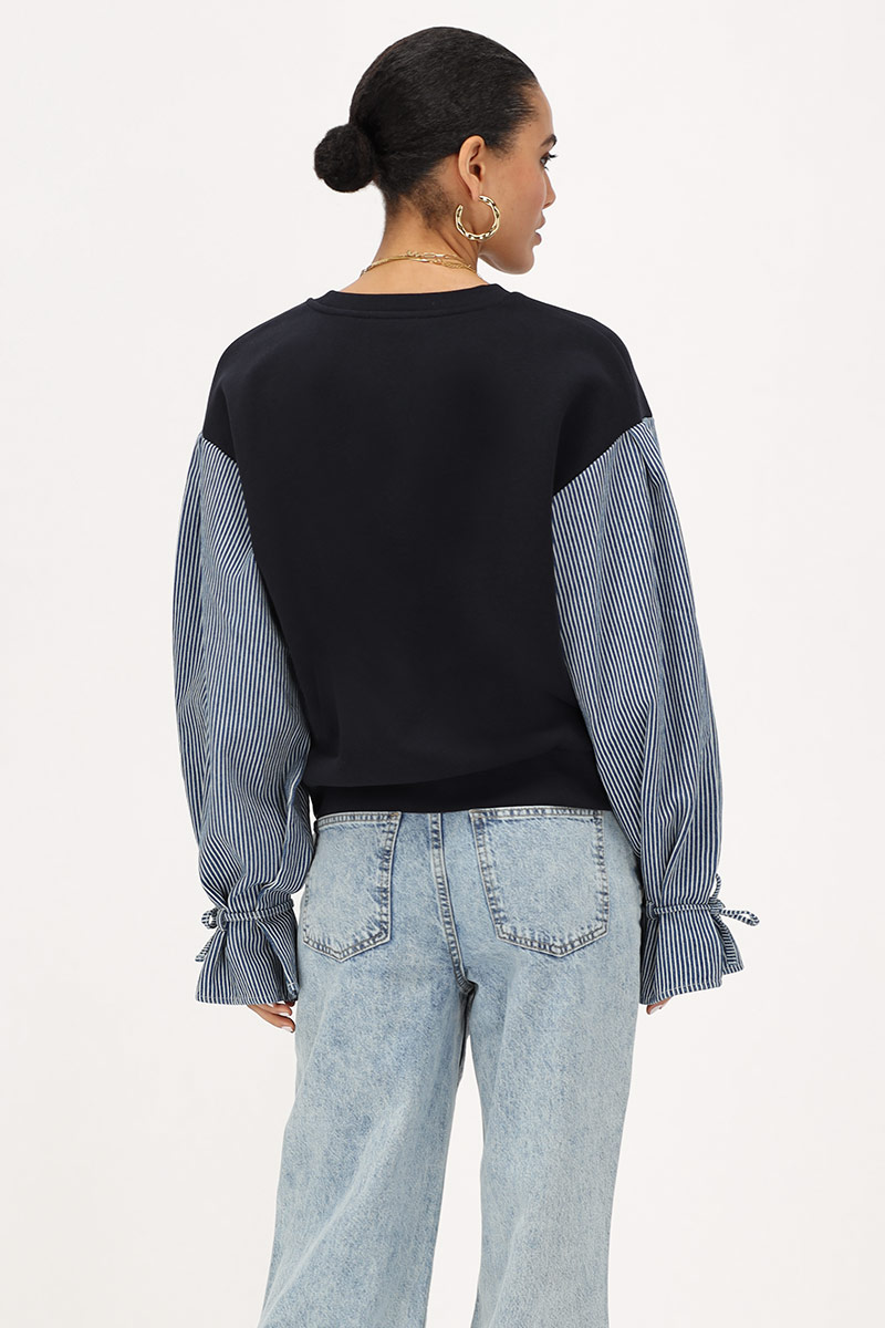 Dark blue sweater with striped sleeves | My Jewellery