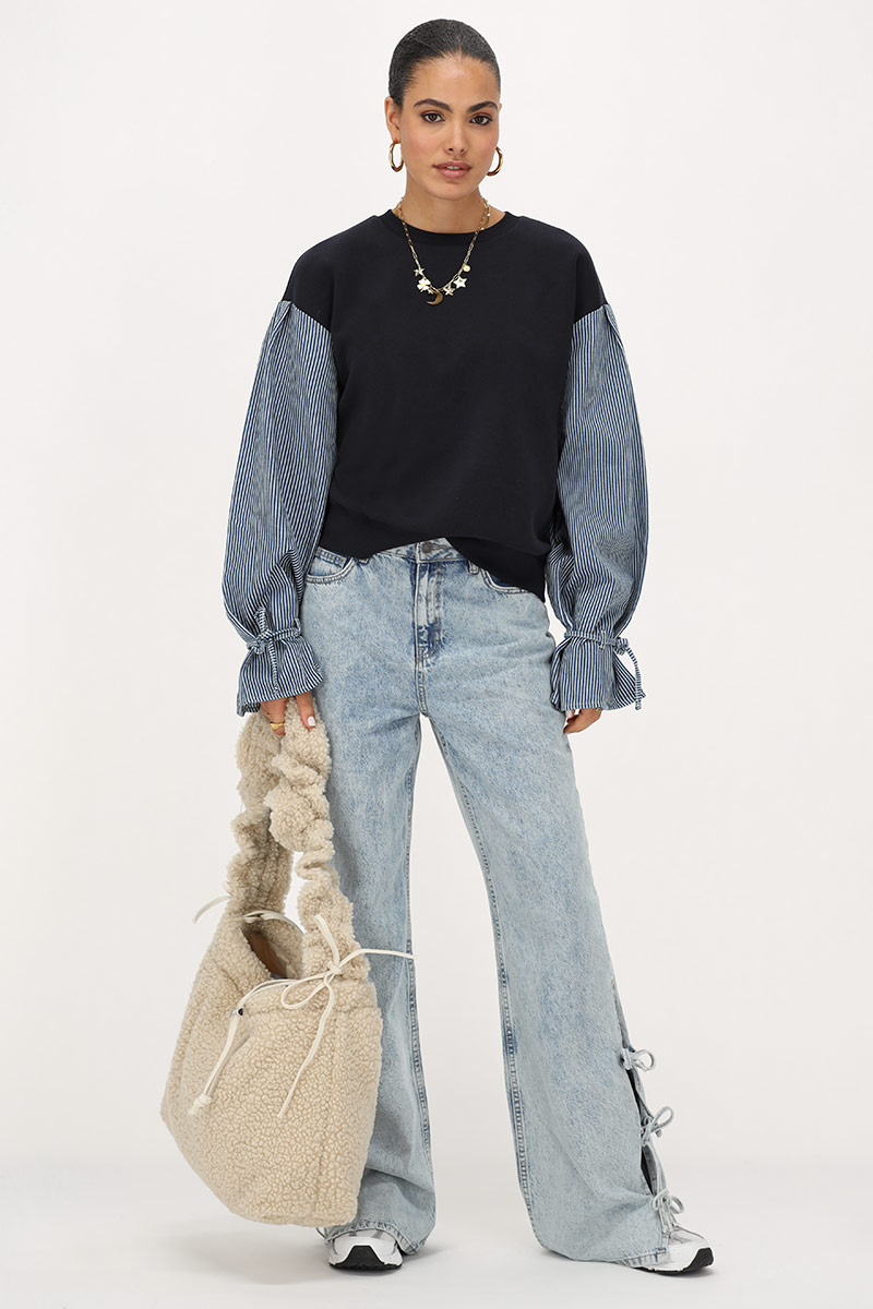 Dark blue sweater with striped sleeves | My Jewellery