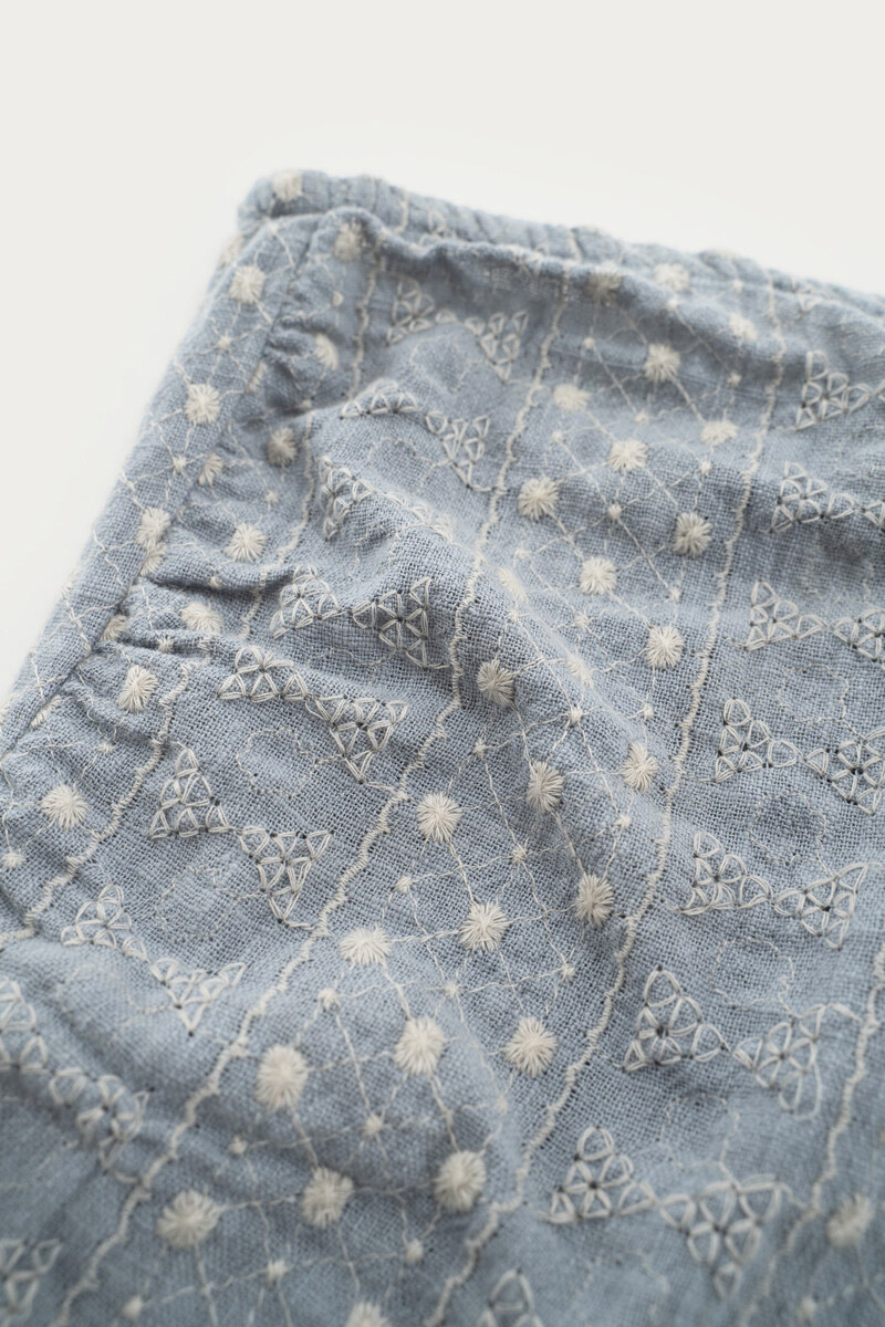 Lichtblauwe bandeautop met borduurdetails