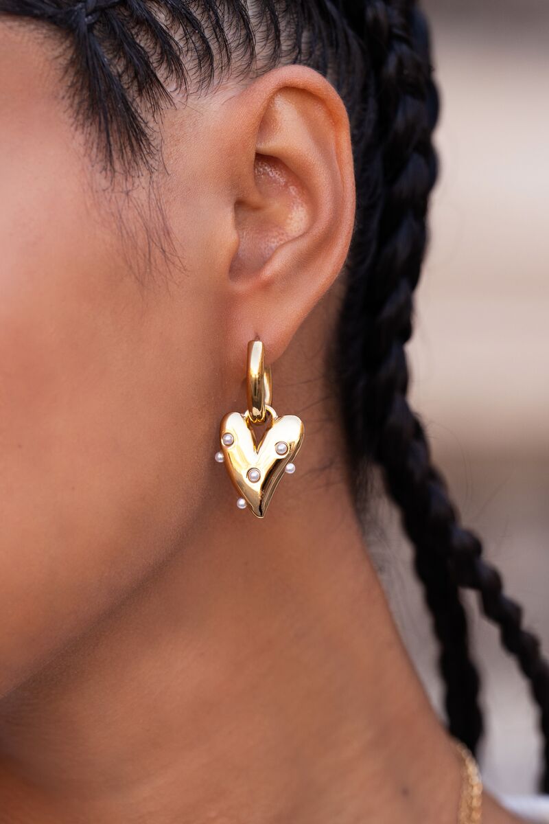 small-hoop-earrings-with-heart-and-pearls