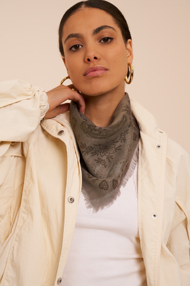 Legergroene sjaal met bruine paisley print