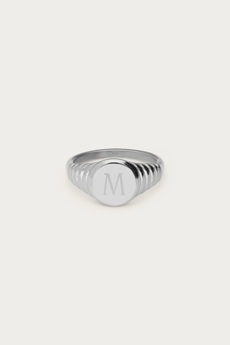 Atelier ribbed signet ring | My Jewellery