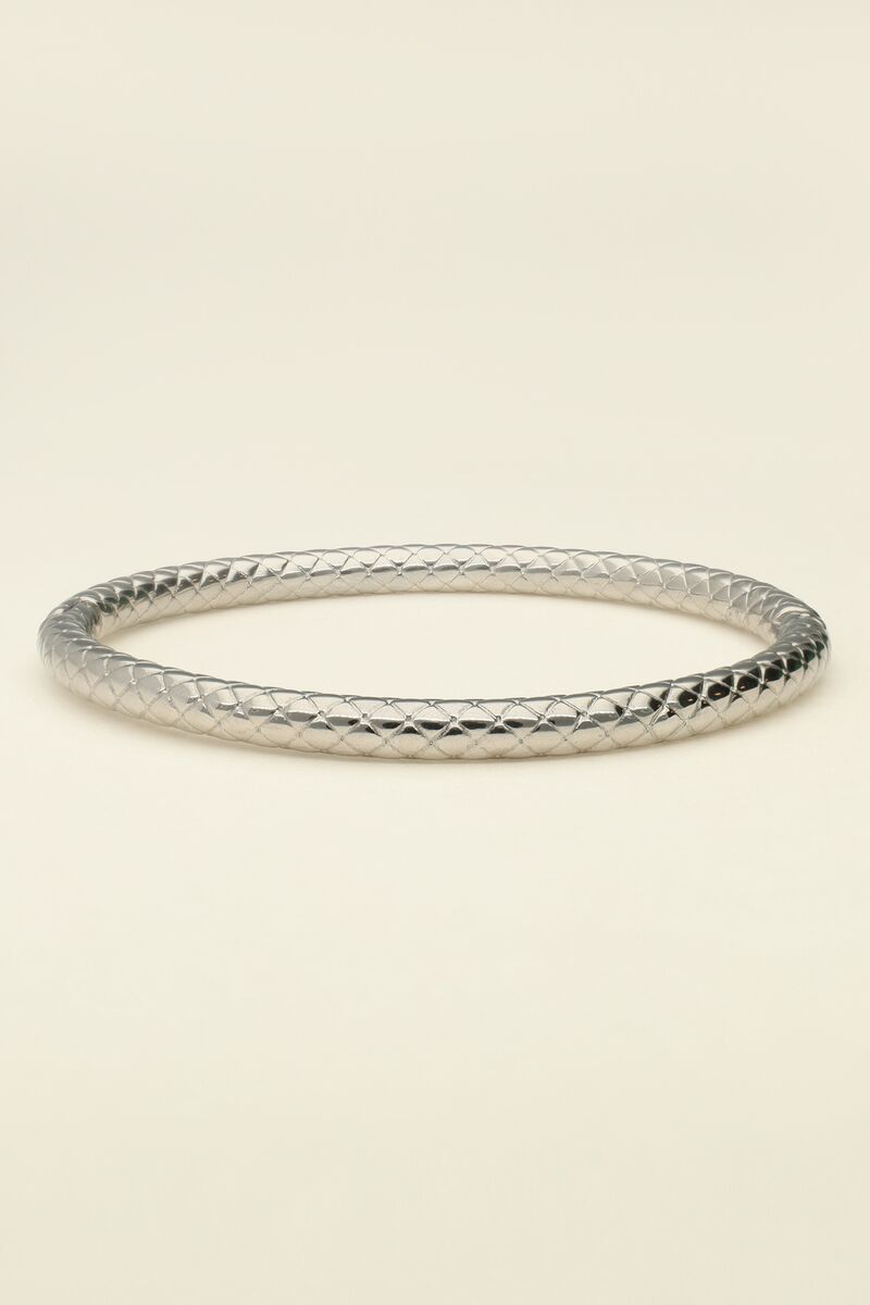 Bangle with chevron pattern