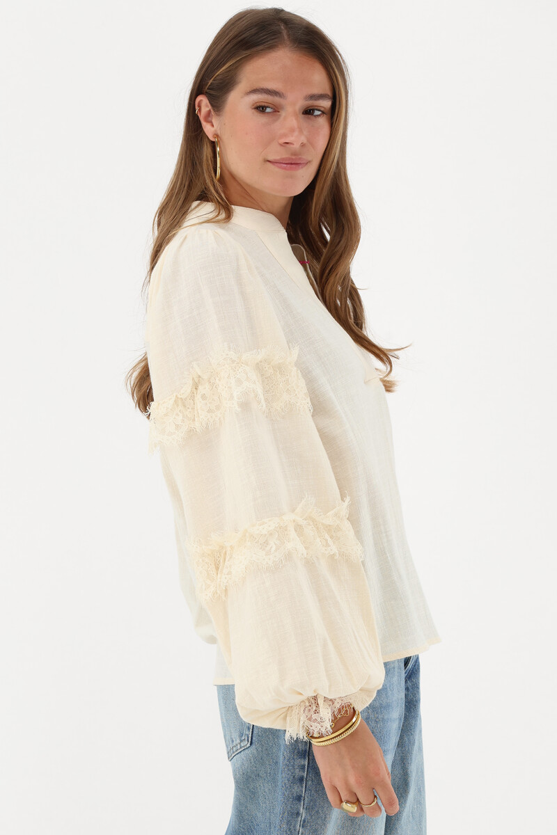 Beige blouse with lace details | My Jewellery
