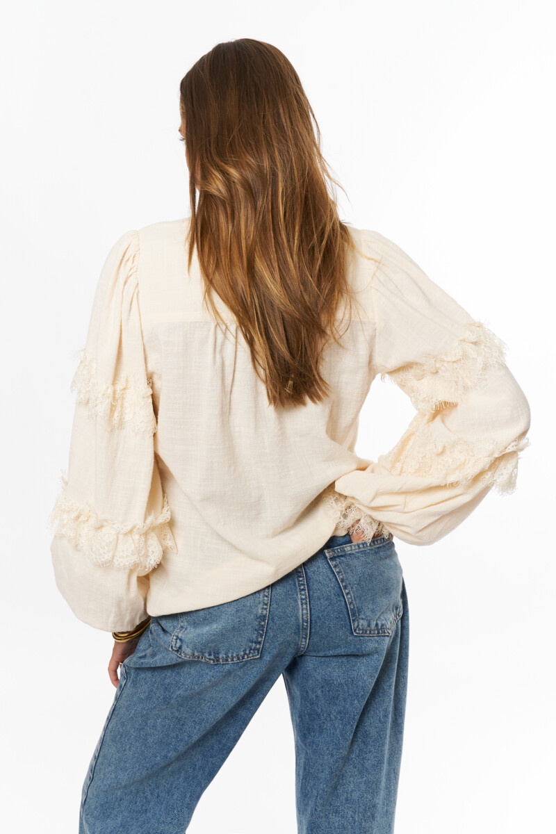 Beige blouse with lace details | My Jewellery