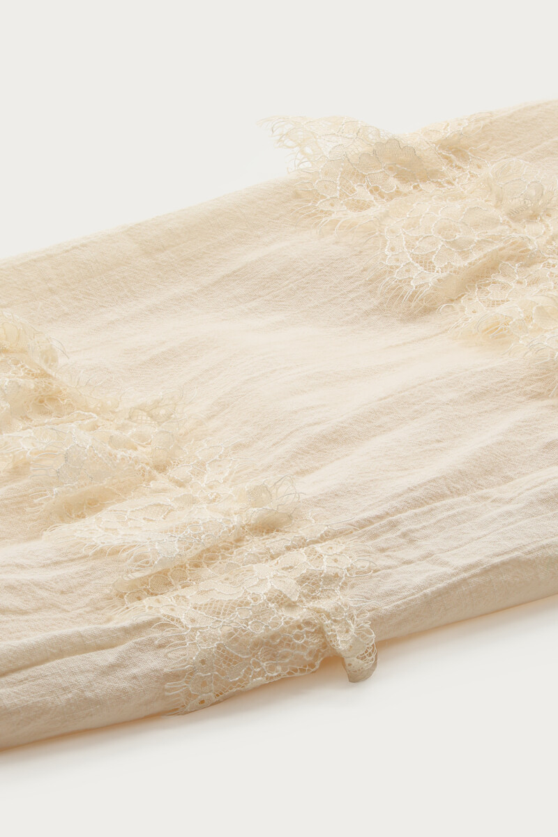 Beige blouse with lace details | My Jewellery