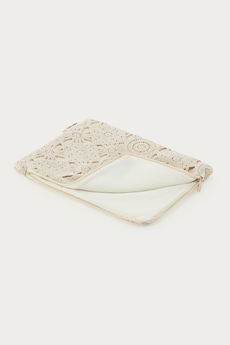 Beige crochet laptop sleeve with flowers | My Jewellery