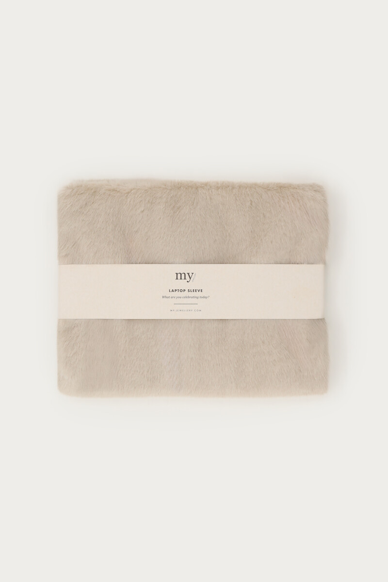 Beige fur look laptop sleeve | My Jewellery