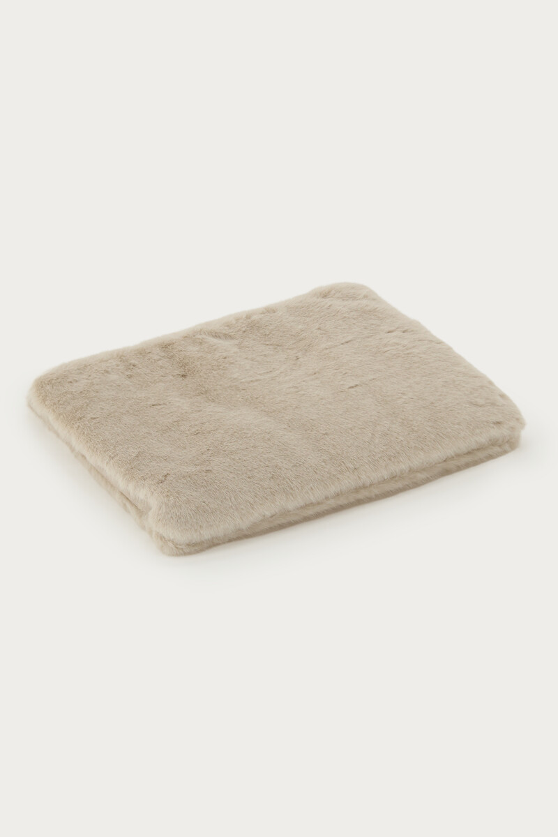 Beige fur look laptop sleeve | My Jewellery