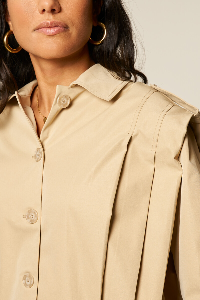 Beige short trench coat with pleats | My Jewellery