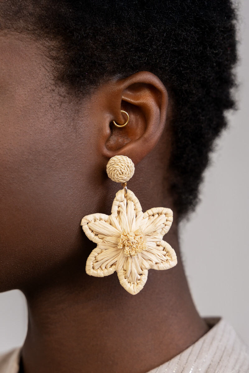 beige statement earrings with raffia flower