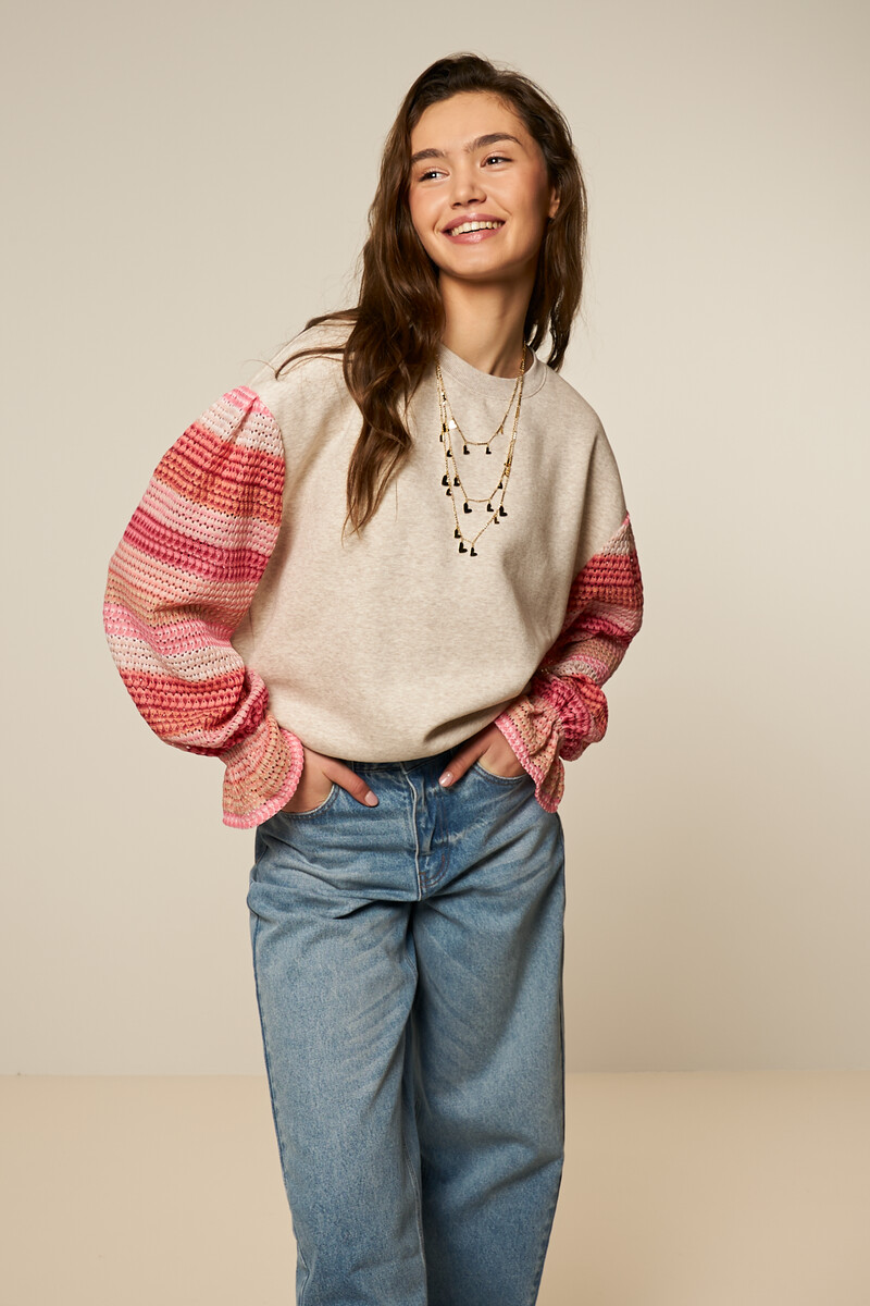 Beige sweater with pink striped sleeves | My Jewellery