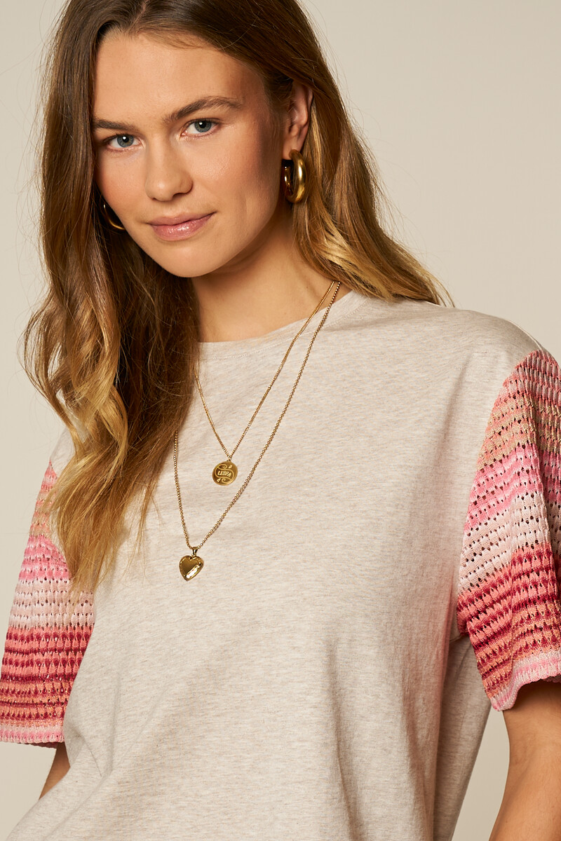 Light gray T-shirt with pink striped sleeves | My Jewellery