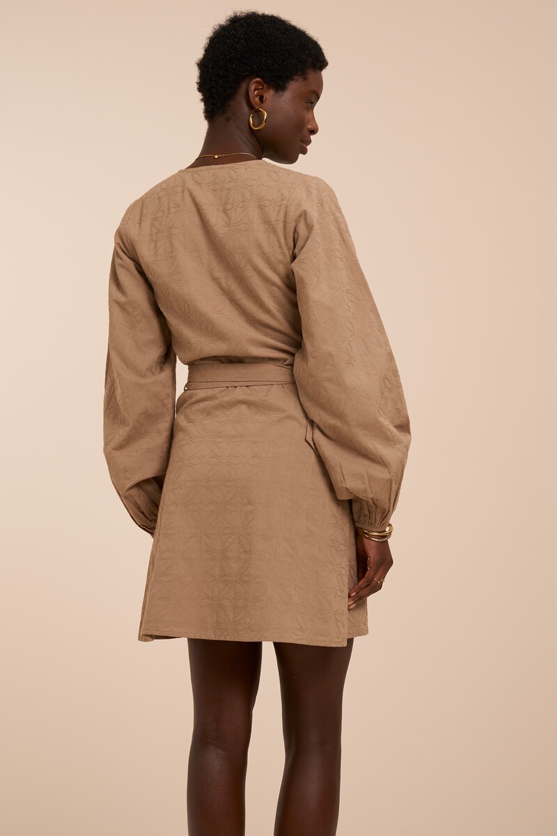 Beige wikkeljurk met embroidery details