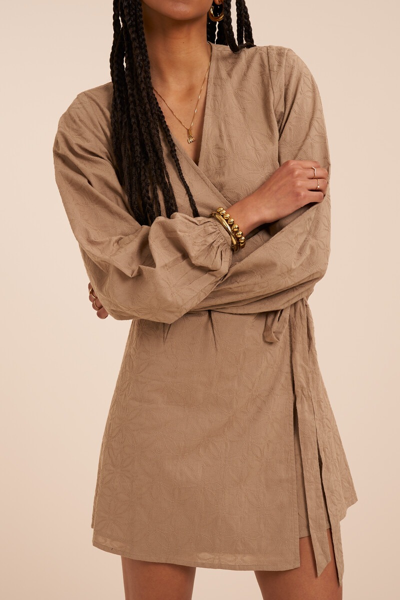 Robe portefeuille beige avec broderies 