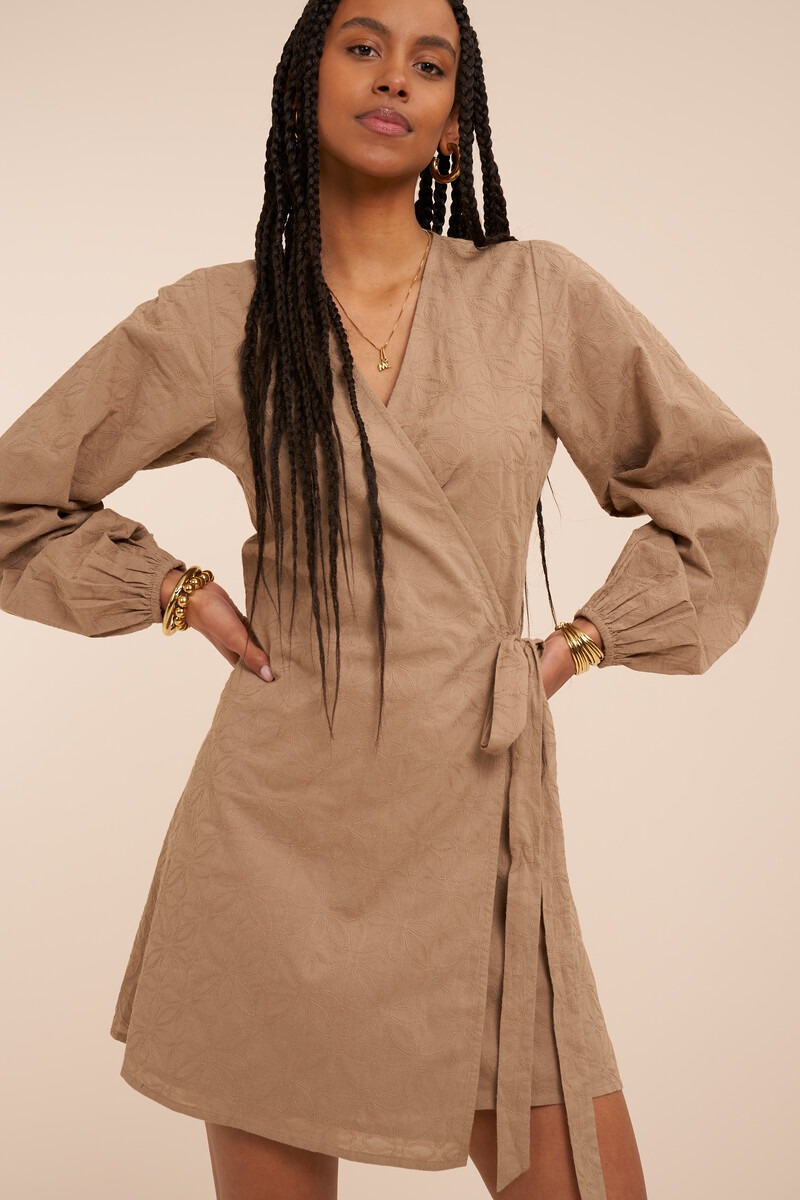 Robe portefeuille beige avec broderies 