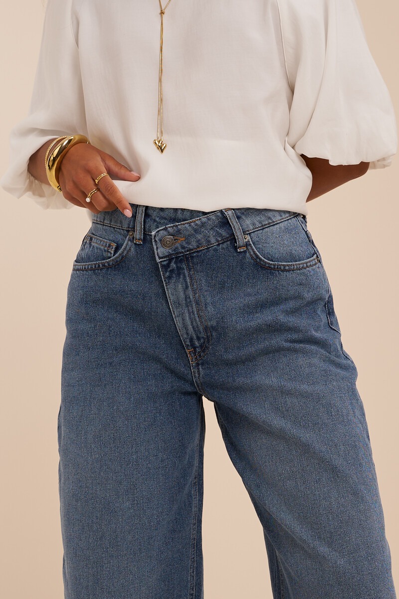 Blue barrel jeans with asymmetric fastening | My Jewellery