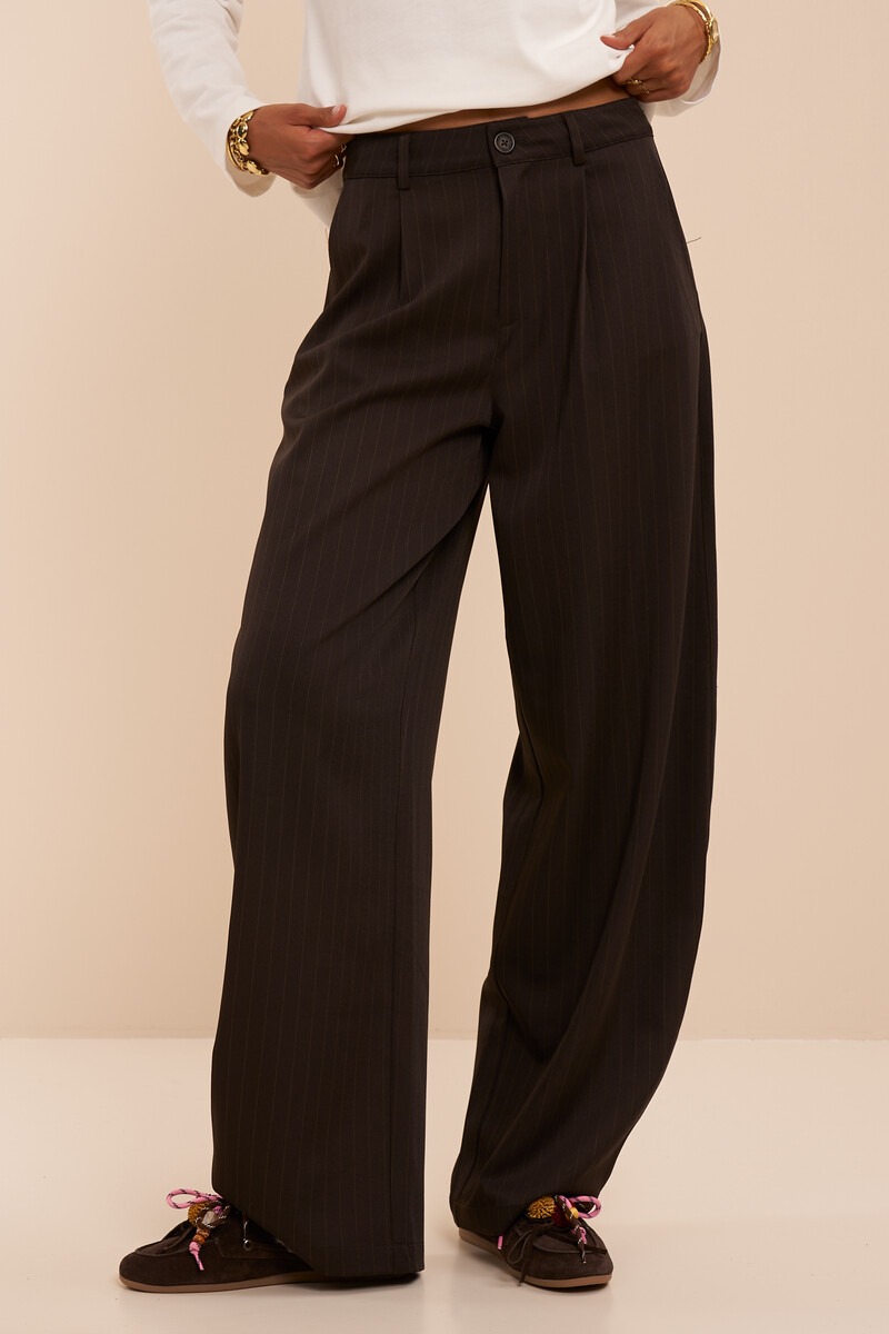 Brown barrel trousers with pinstripes | My Jewellery
