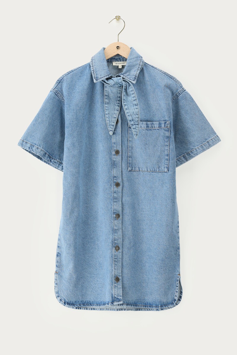 Blaues Denim-Kleid mit kurzen Ärmeln und Schal