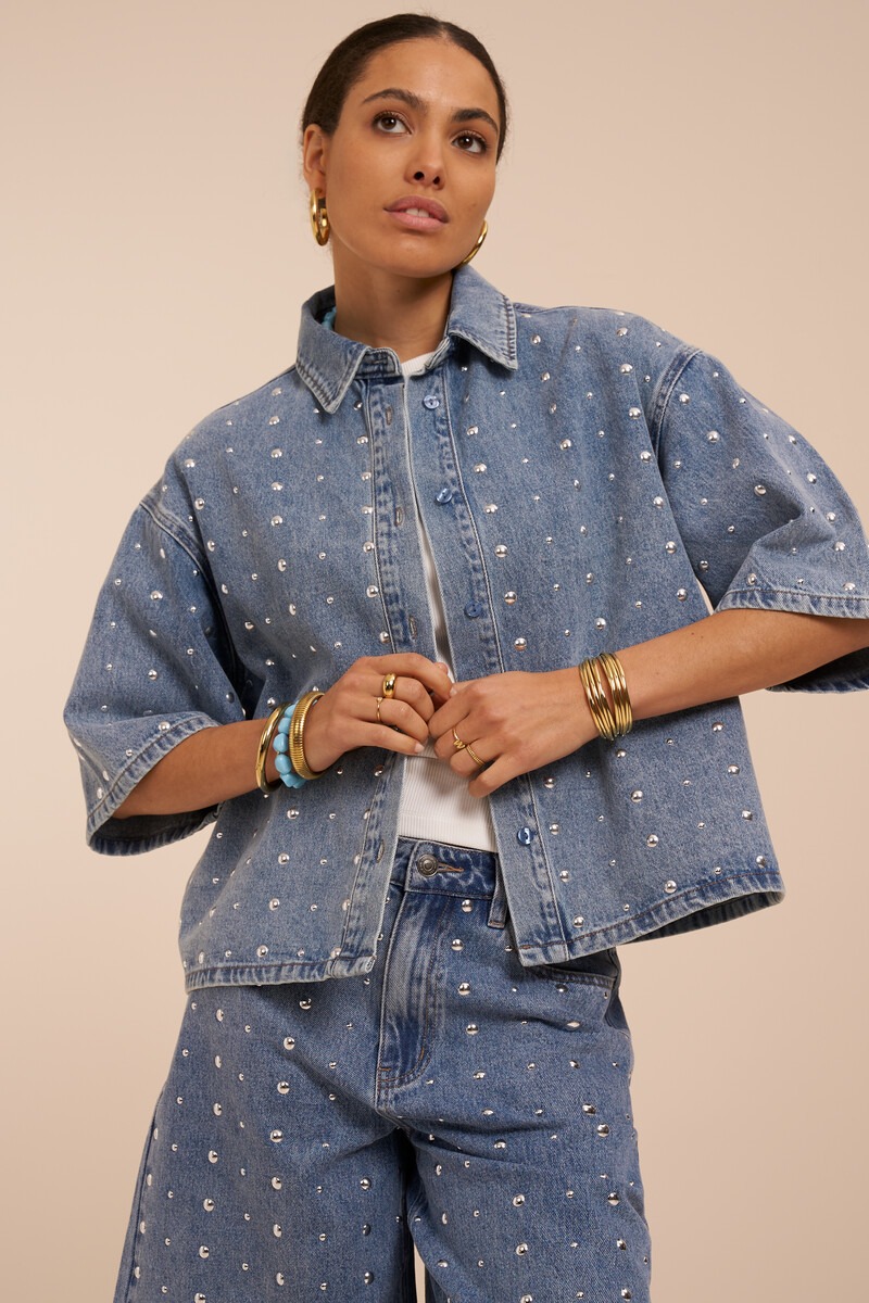 Blauwe oversized korte denim blouse met studs | My Jewellery