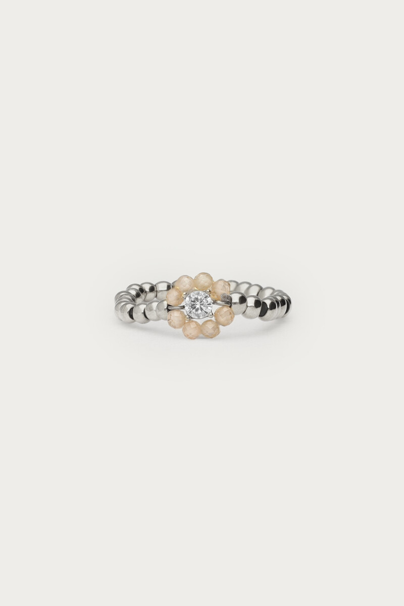 Botanical stretch ring met beige kralen bloem
