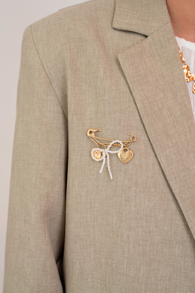 Brooch pin with charms & imitation pearls | My Jewellery