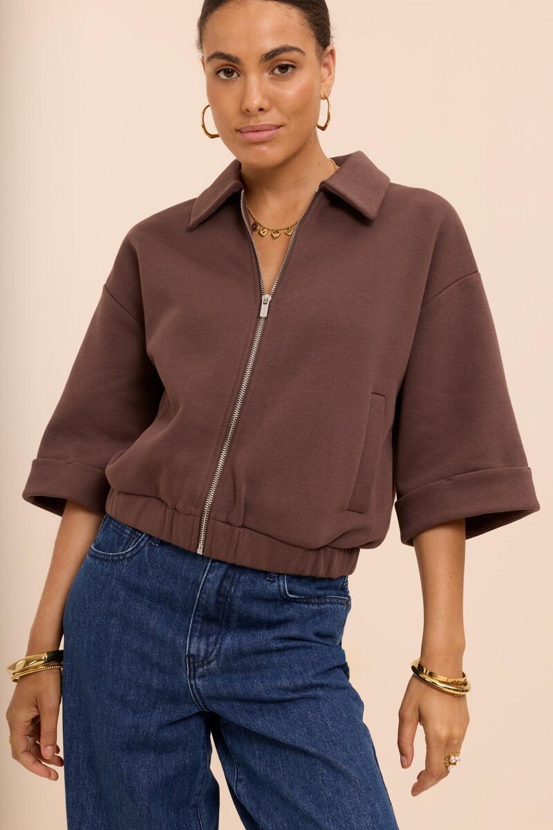 Brown sweater vest with rolled-up sleeves | My Jewellery