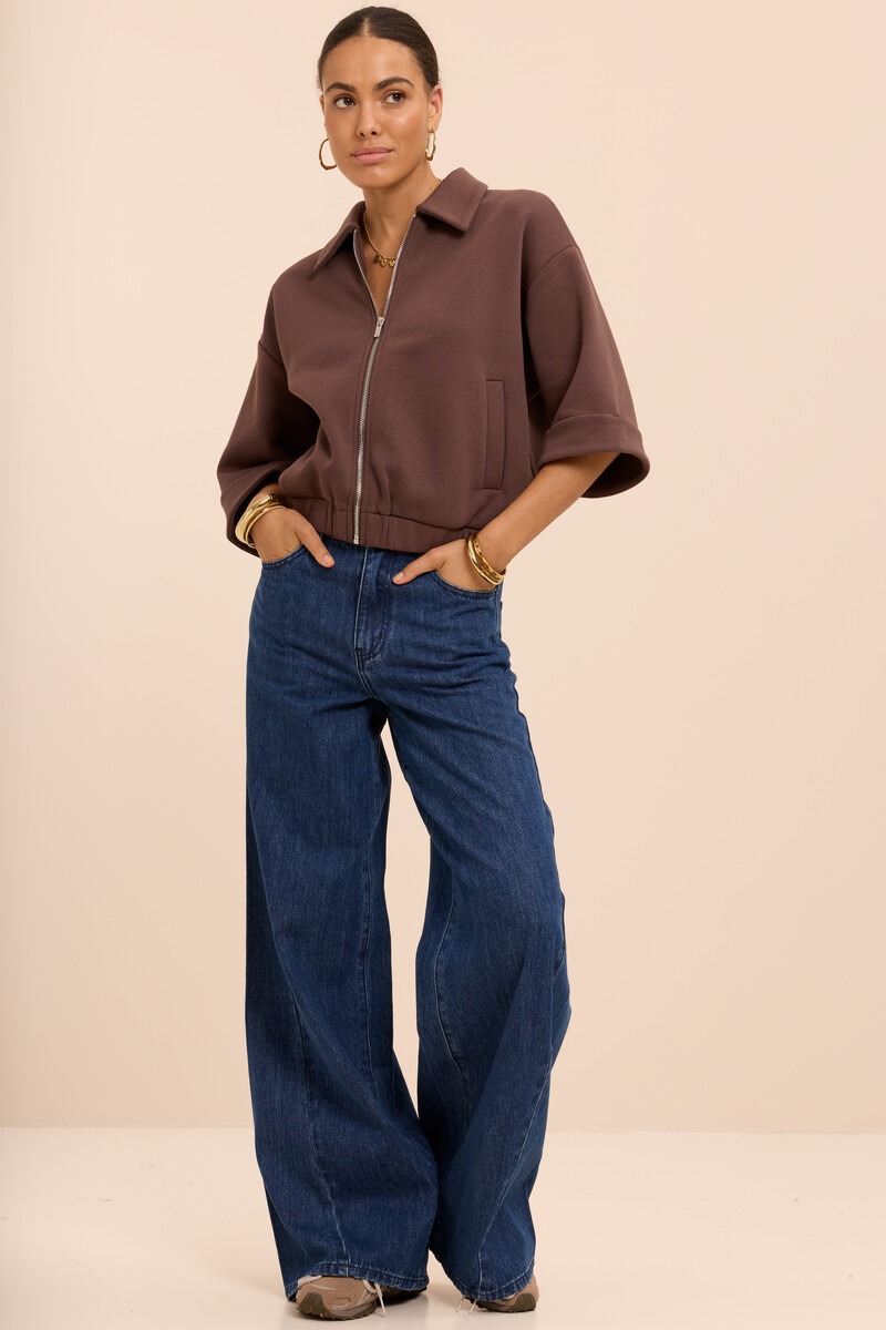 Brown sweater vest with rolled-up sleeves | My Jewellery