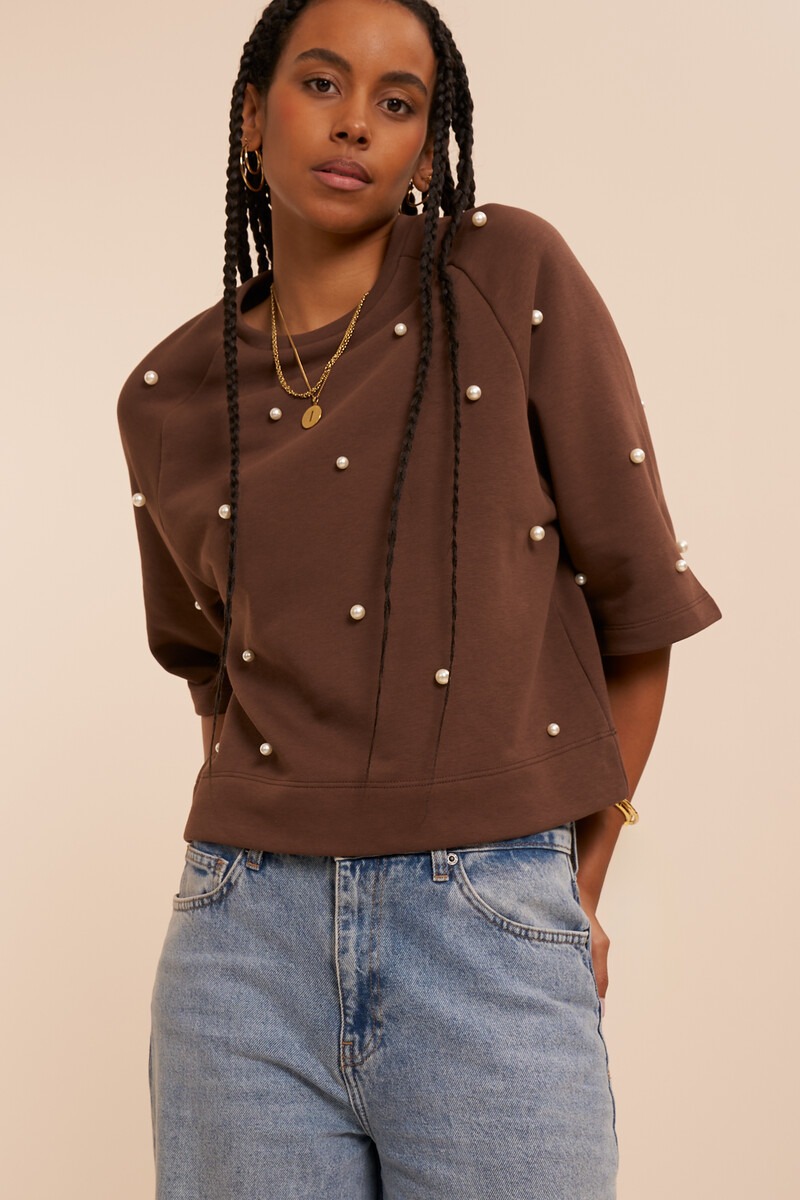 Brown sweater with short sleeves and faux pearls | My Jewellery