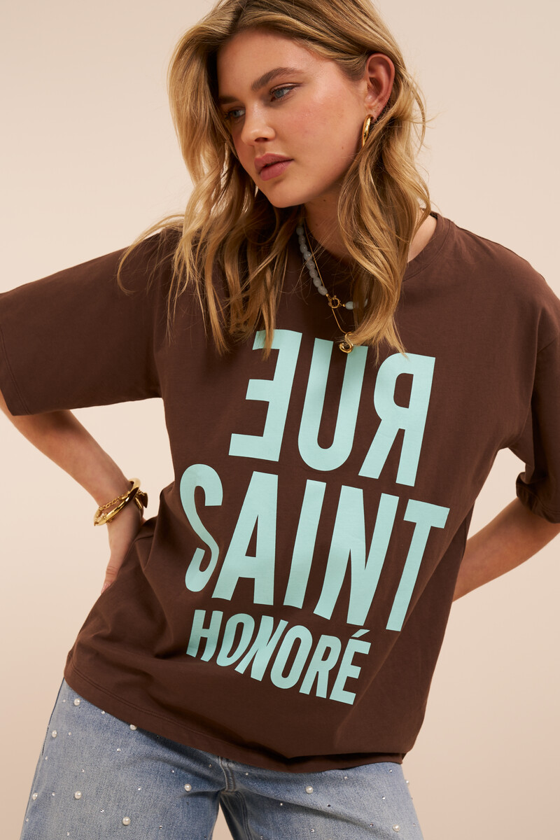 Brown T-shirt with light blue "Rue saint honore"