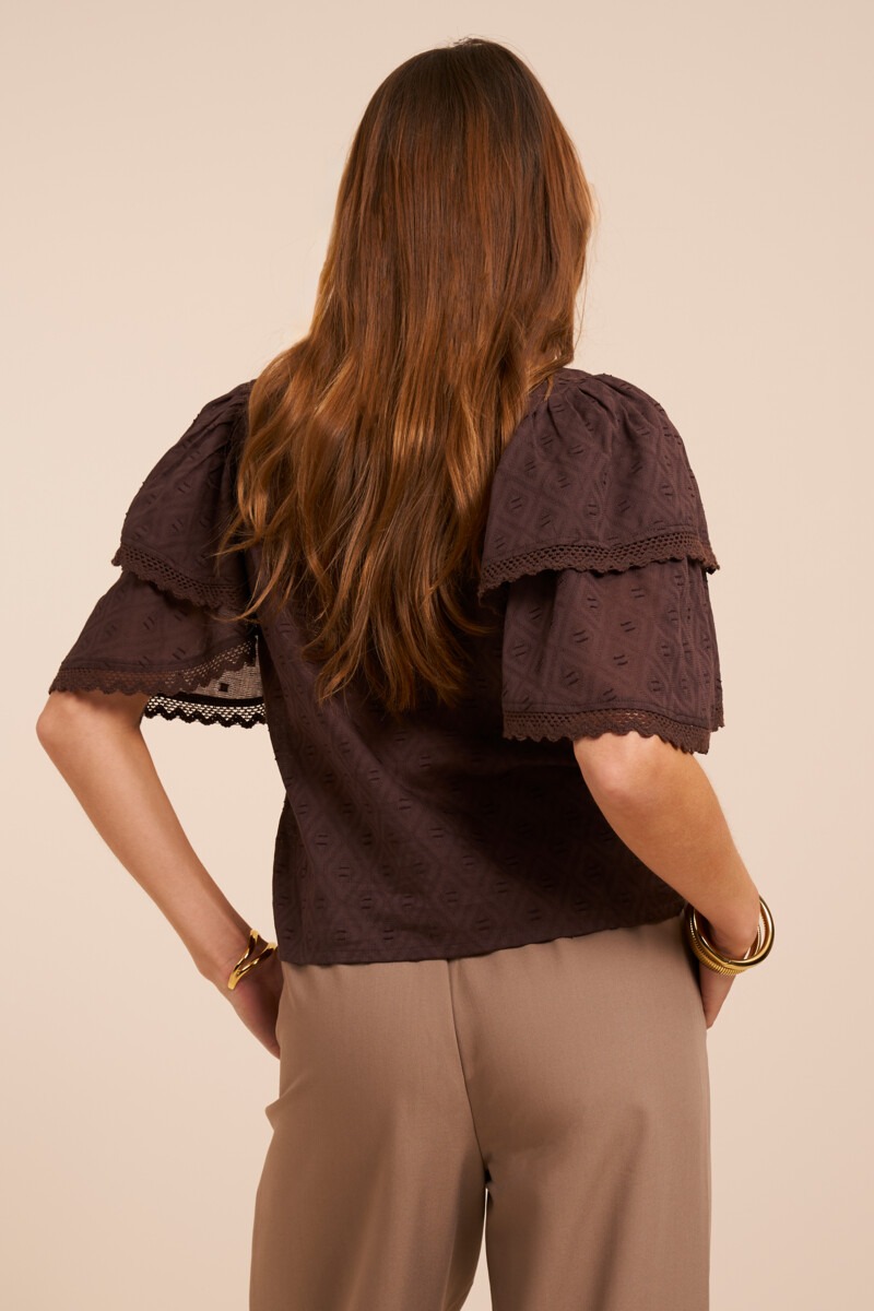 Braunes kurzärmeliges Oberteil mit doppelten Rüschen