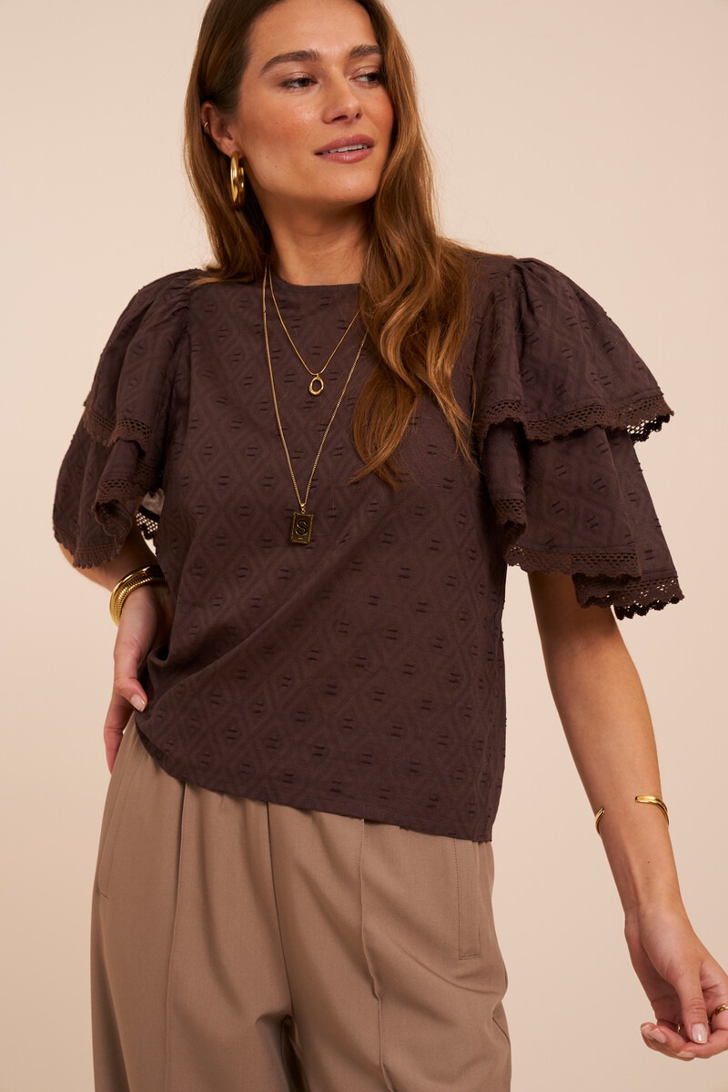 Bruine top met korte mouwen en dubbele ruffles
