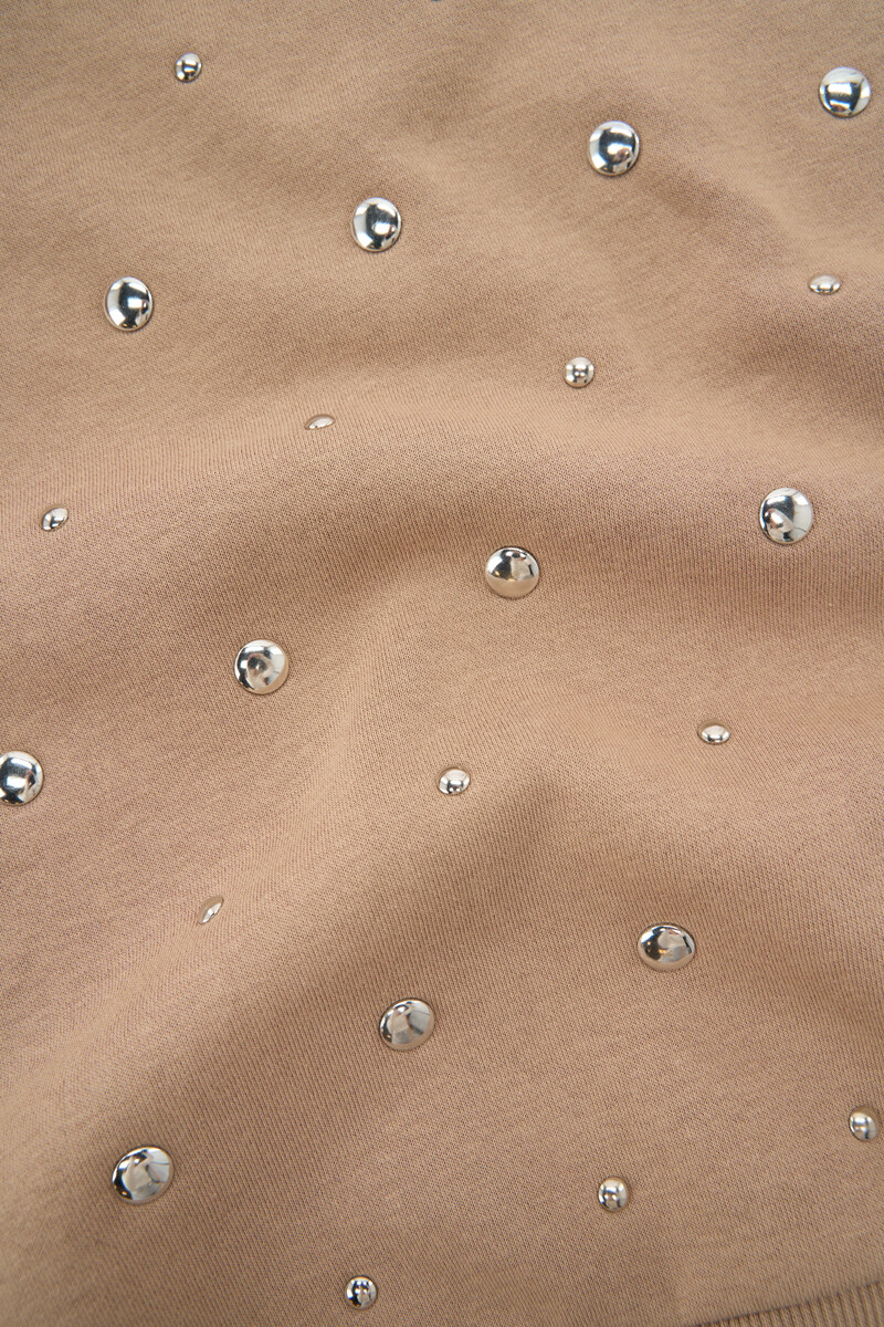 Camel sweater with silver-coloured studs | My Jewellery