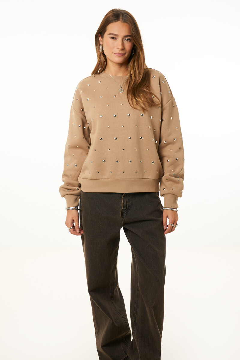Camel sweater with silver-coloured studs | My Jewellery