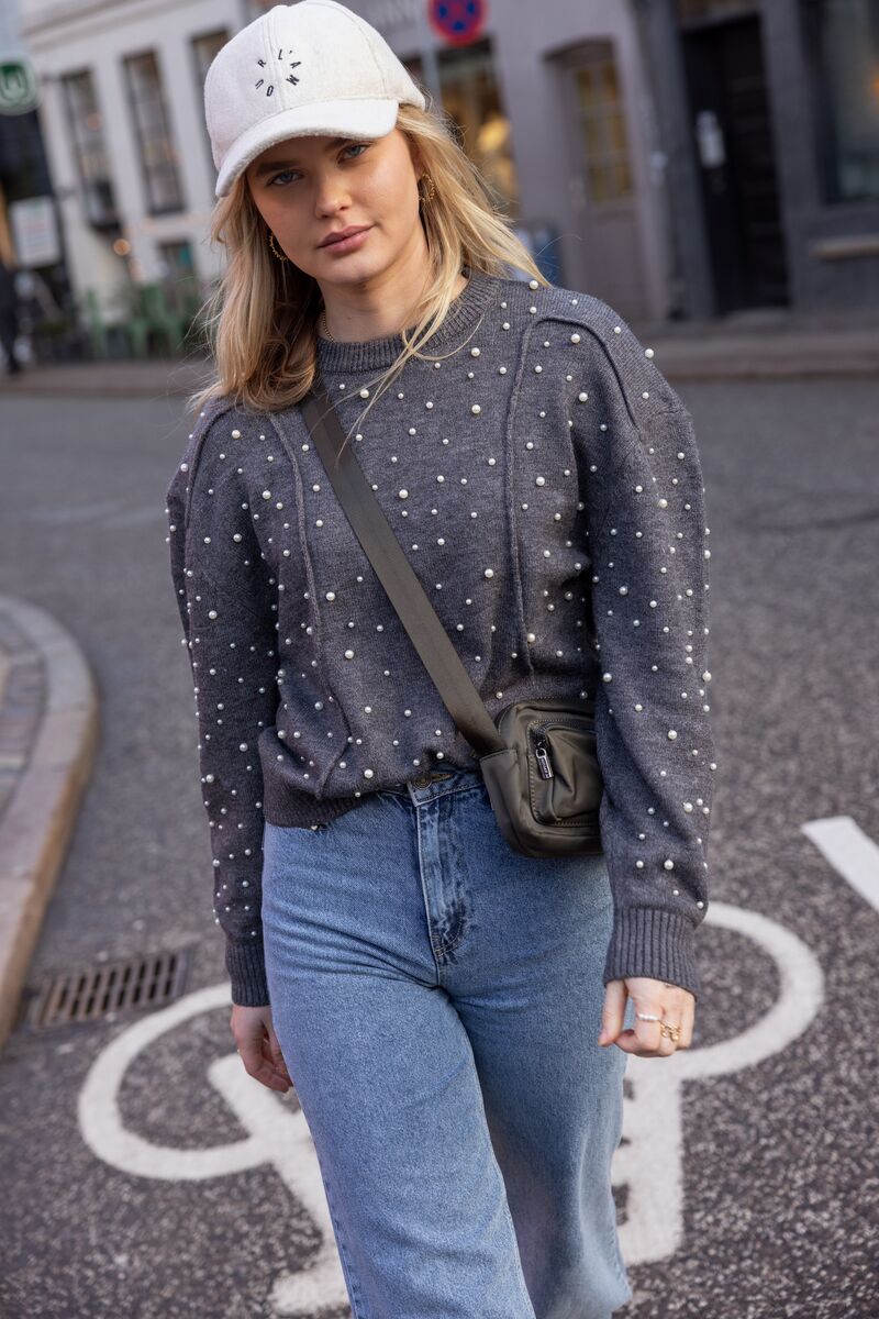Dark grey sweater with pearls | My Jewellery