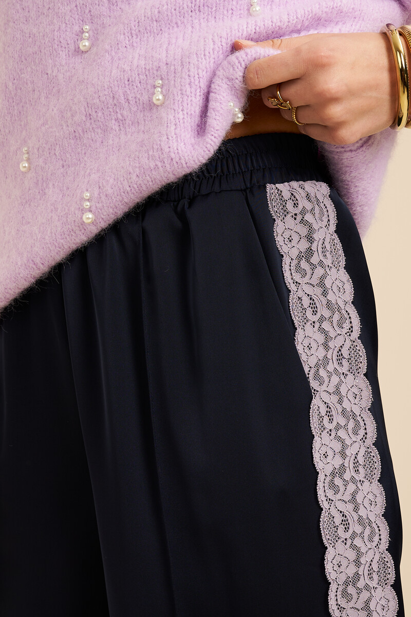 Dunkelblaue Hose in Satinoptik mit Spitzenband