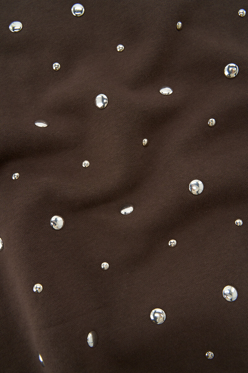 Dark brown sweater with silver-coloured studs | My Jewellery