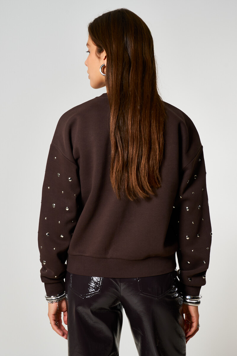 Dark brown sweater with silver-coloured studs | My Jewellery