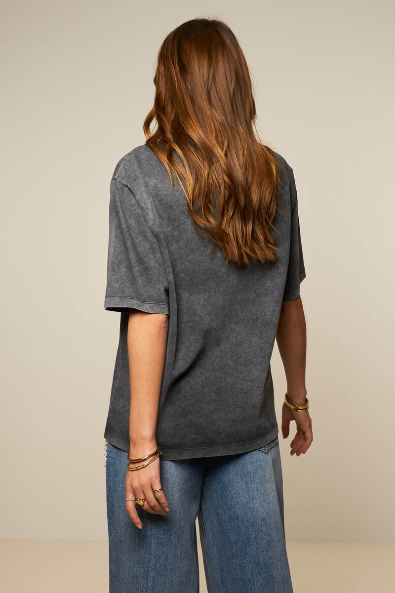 Dark grey basic T-shirt with acid wash | My Jewellery