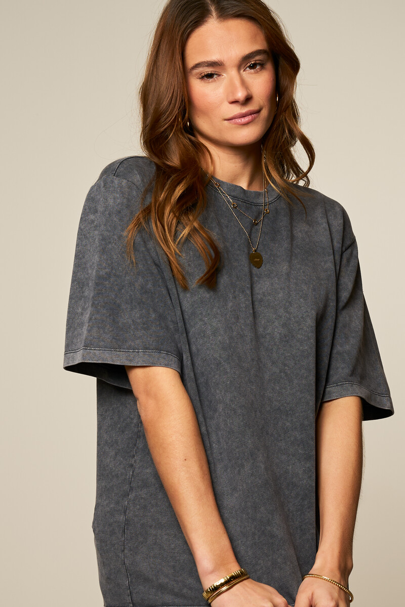 Dark grey basic T-shirt with acid wash | My Jewellery