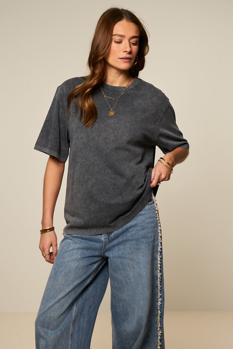 Dark grey basic T-shirt with acid wash | My Jewellery