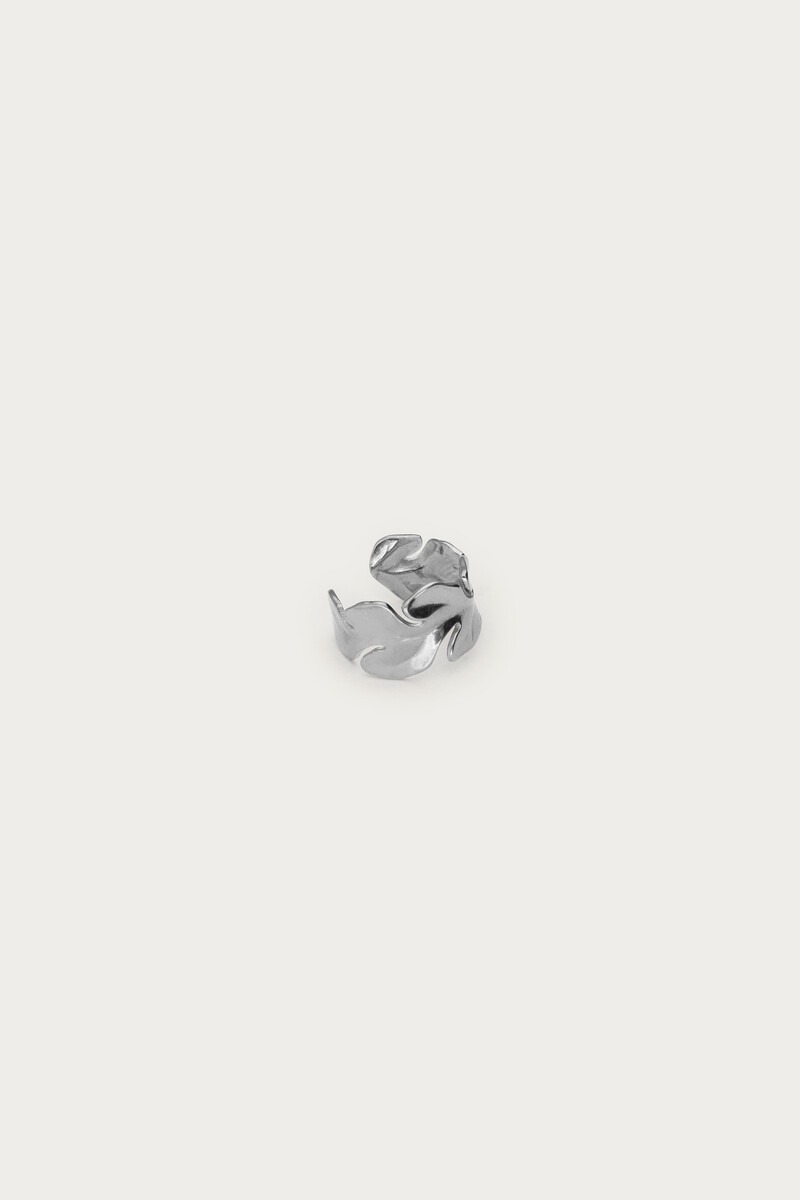 Ear cuff with leaf