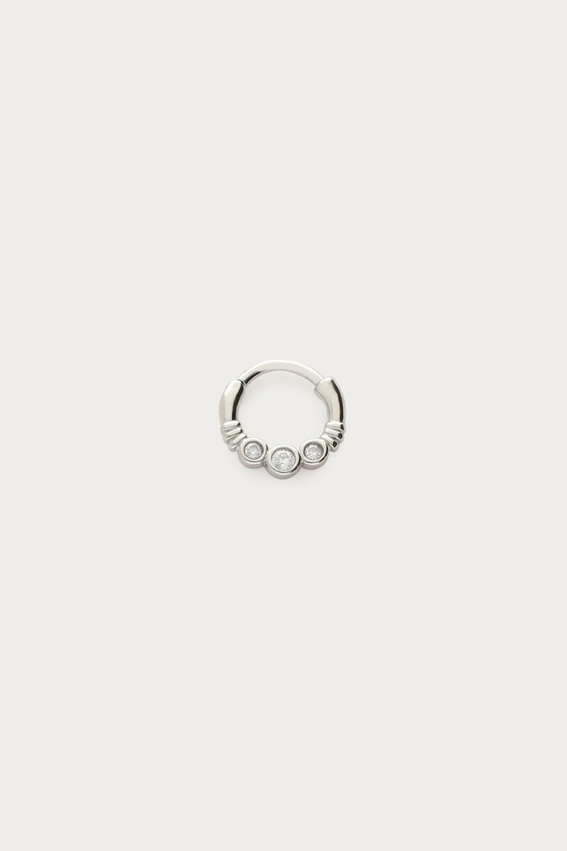 Ear Game Daith-Piercing mit drei Strasssteinen
