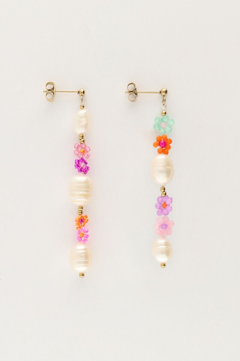 Oorhangers met zoetwaterparels en bloemen