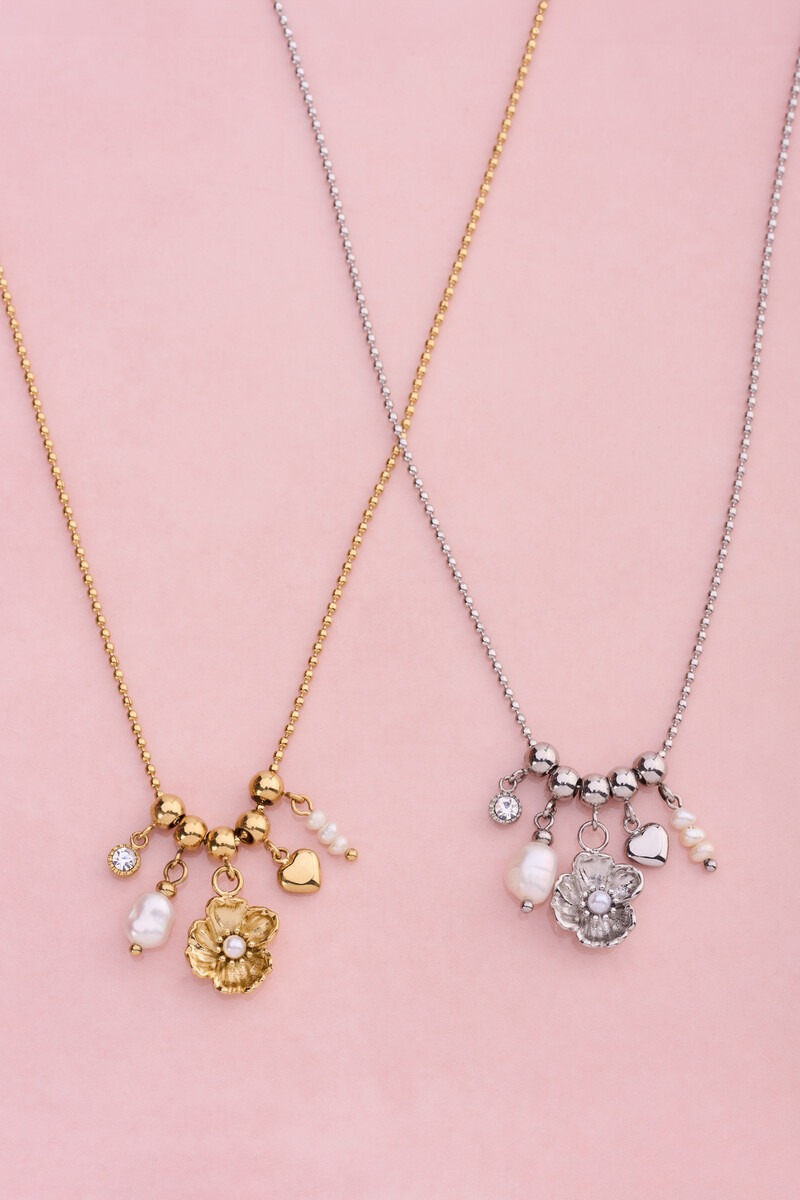 Ketting met ranonkel bloem en zoetwaterparels