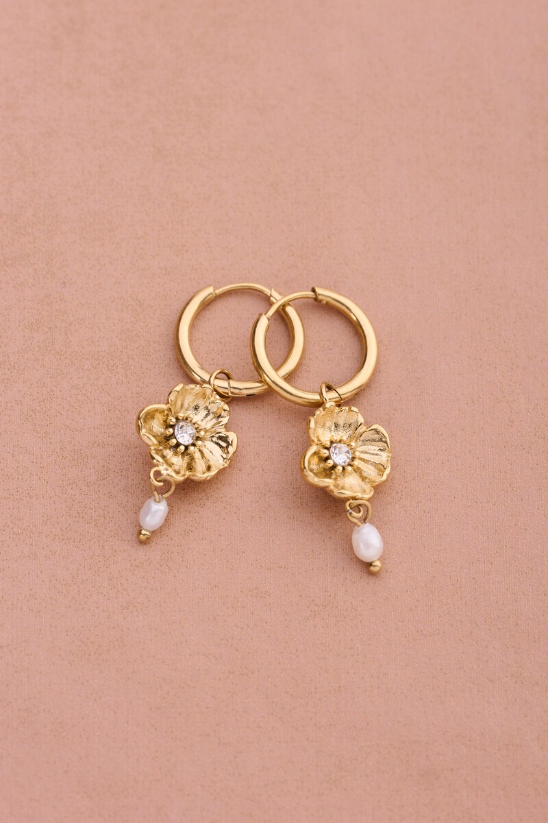 Oorringen met ranonkel bloem en zoetwaterparels